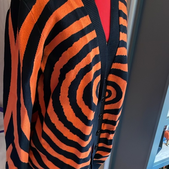 Foxblood orange and black swirl Halloween cardigan - Picture 2 of 6